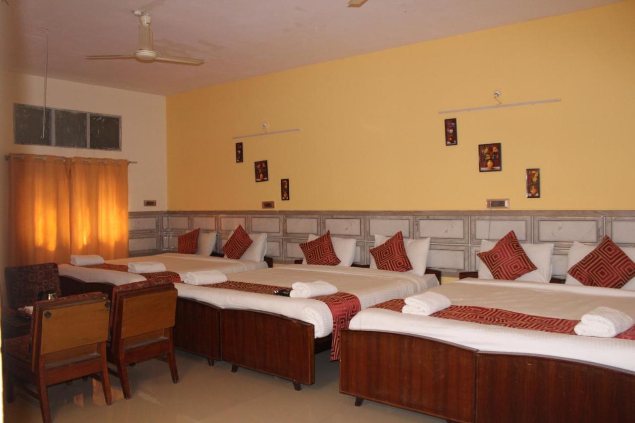 Kaveri Hotel Bed & Breakfast ไมซอร์ ภายนอก รูปภาพ