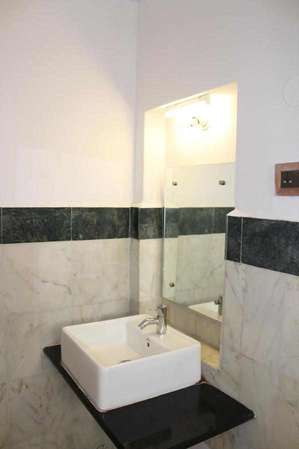 Kaveri Hotel Bed & Breakfast ไมซอร์ ภายนอก รูปภาพ